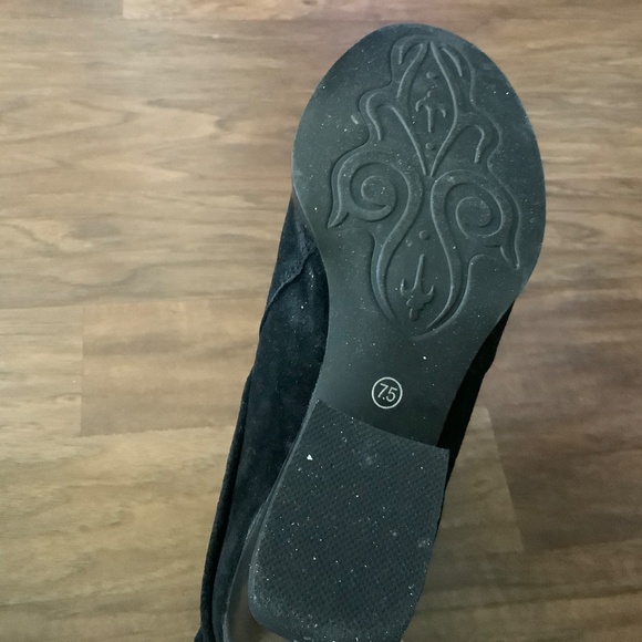 Two Lips suede block heel ankle booties - Picture 6 of 8